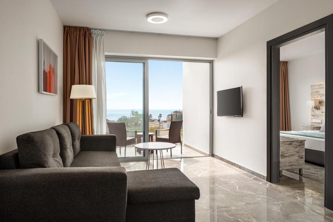 Ramada Hotel & Suites By Wyndham ไอยานาปา ภายนอก รูปภาพ