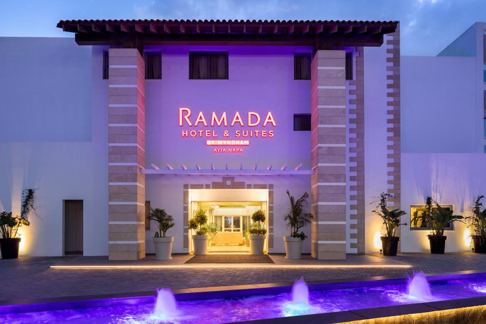 Ramada Hotel & Suites By Wyndham ไอยานาปา ภายนอก รูปภาพ